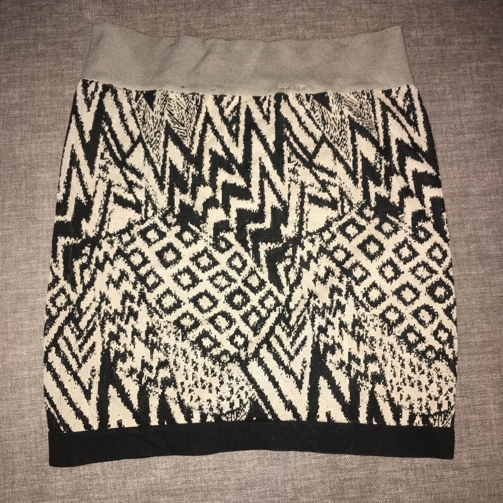 🌻 3 for $20 GUESS | printed mini skirt